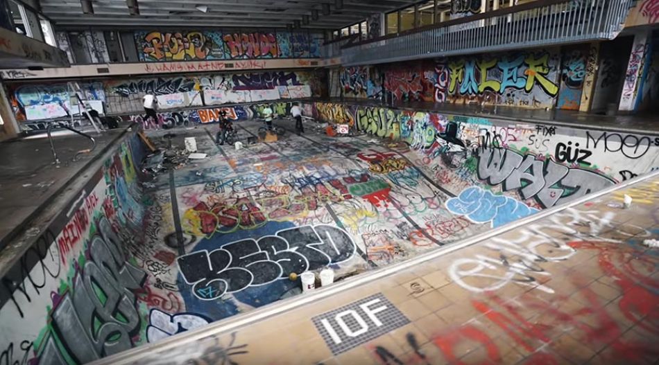 RIDING BMX INSIDE OF A CRAZY ABANDONED SCHOOL (GIANT EMPTY POOL)