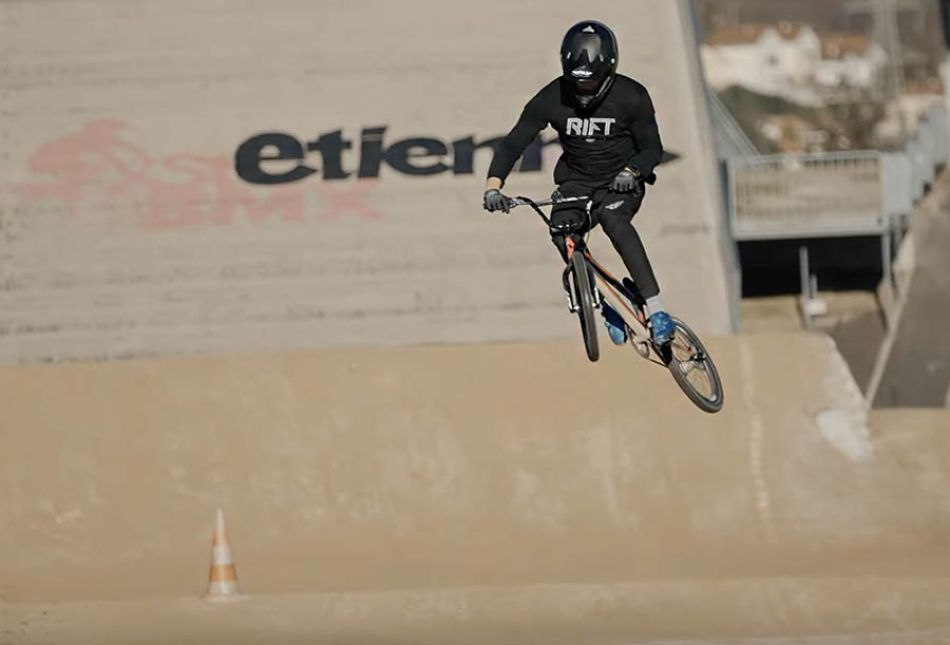 RIDING THE RIFT in 2022 by Mathis Ragot