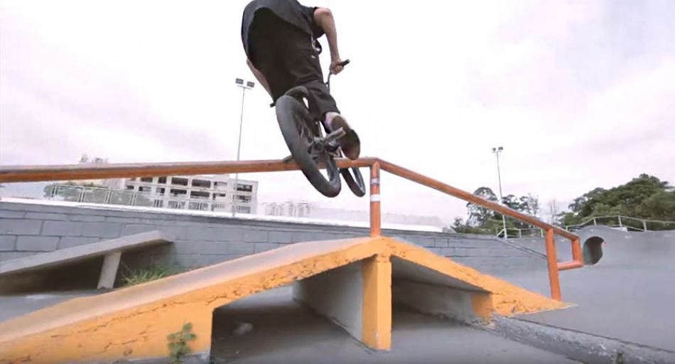 VIOLENTAMENTE PACÍFICO 002 - VICTOR SCHMIDT by Forma Bmx