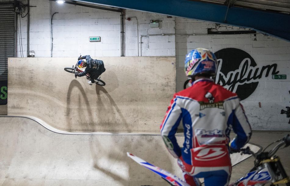 GAME OF BIKE MOTORBIKE VS BMX (JAMES DABILL VS KRISS KYLE)