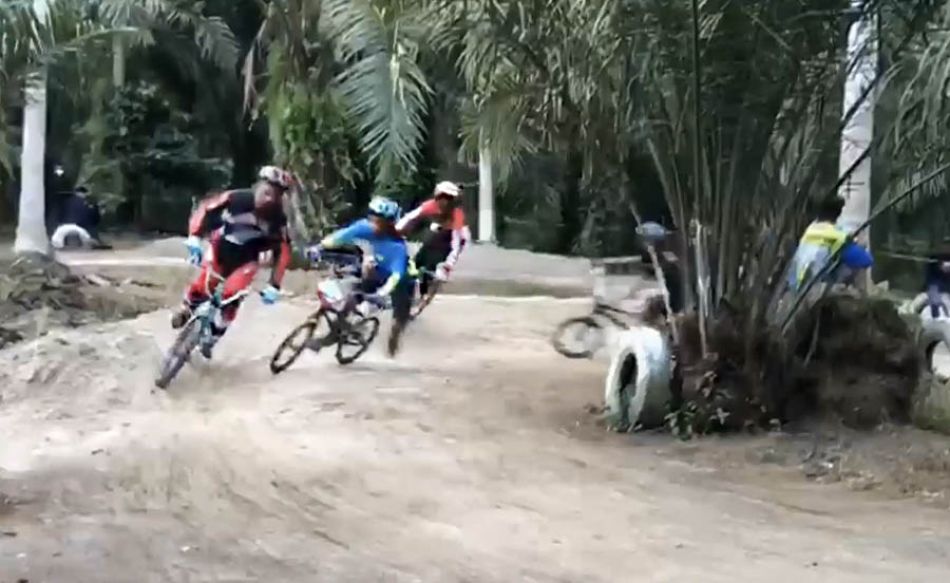 TIKUNGAN BERBAHAYA PUKUL TIPAM BMX CROSS SEI PULE ASAHAN by Bmx putra Asahan