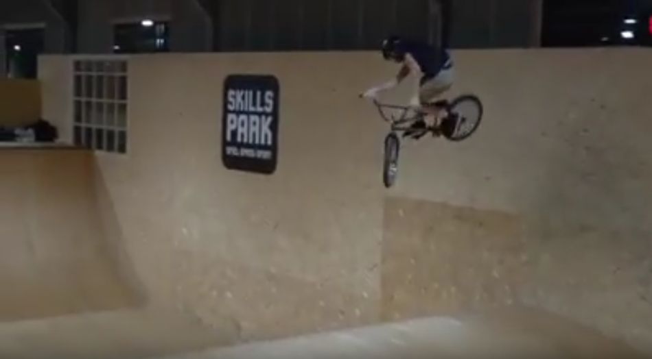 Maxime Berton survole le Skills Park de Suisse en BMX by Simplified BMX