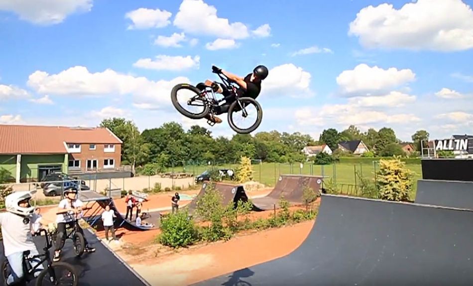 BMX Miniramp - Timo Schulze on the All-In-Mini in Oldenburg, Germany