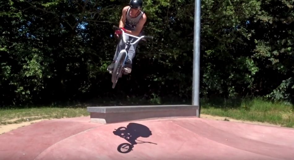 Je reviens en force! (bmx streetpark edit) by Greg Masson