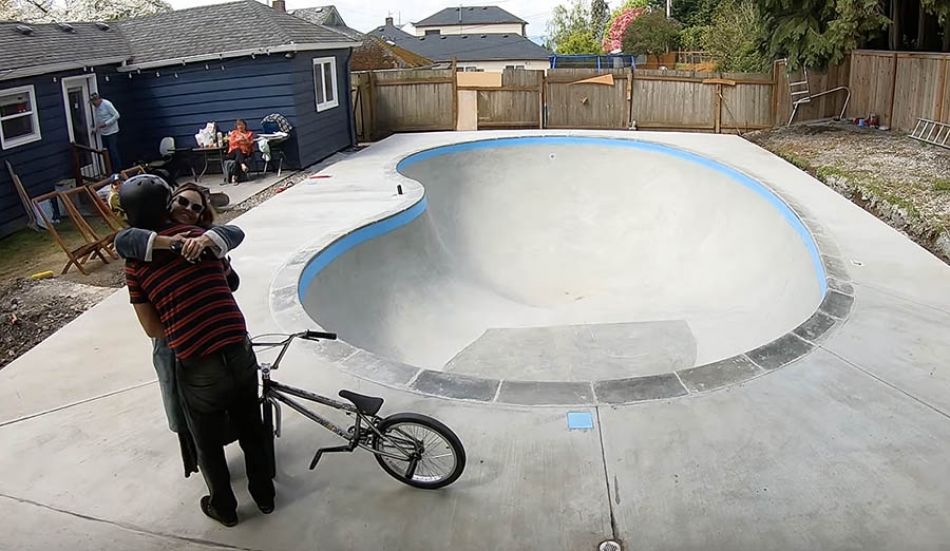 A BMX POOL PARTY SESSION - DEAN&#039;S DREAM BOWL